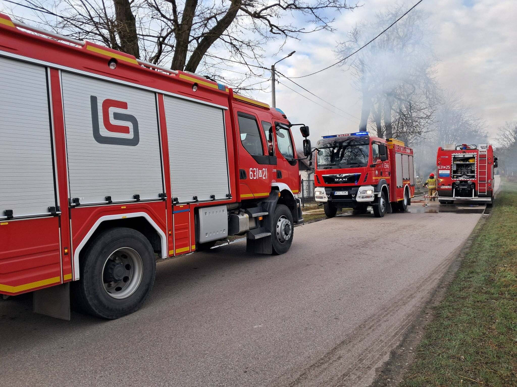 Łaziska: drewniany dom spłonął całkowicie, na miejscu aż 8 samochodów straży
