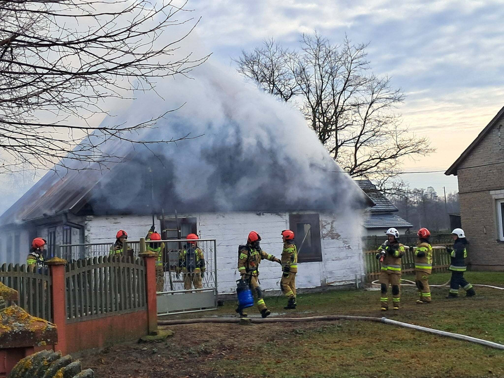 Łaziska: drewniany dom spłonął całkowicie, na miejscu aż 8 samochodów straży