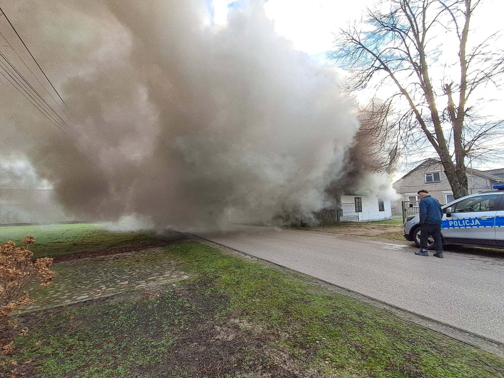 Łaziska: drewniany dom spłonął całkowicie, na miejscu aż 8 samochodów straży