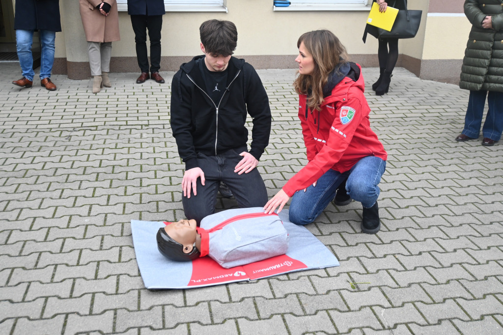 Defibrylator przy sochaczewskim Ogrodniku przekazany