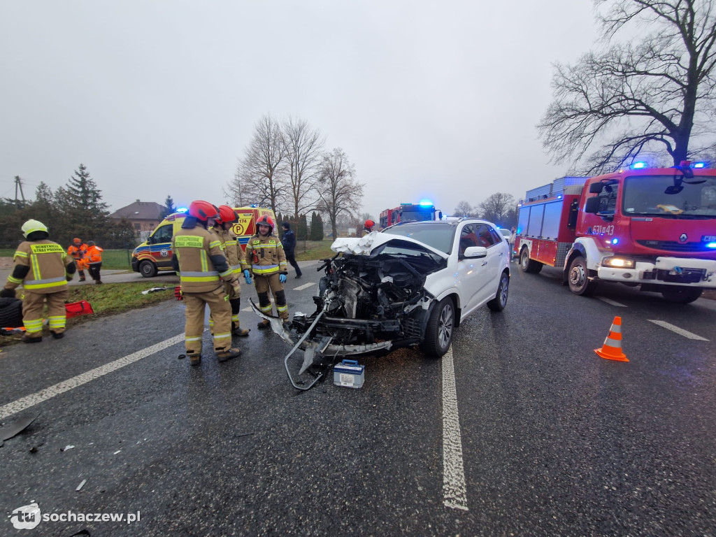 Bus zderzył się z osobówką na DK92 w Lisicach