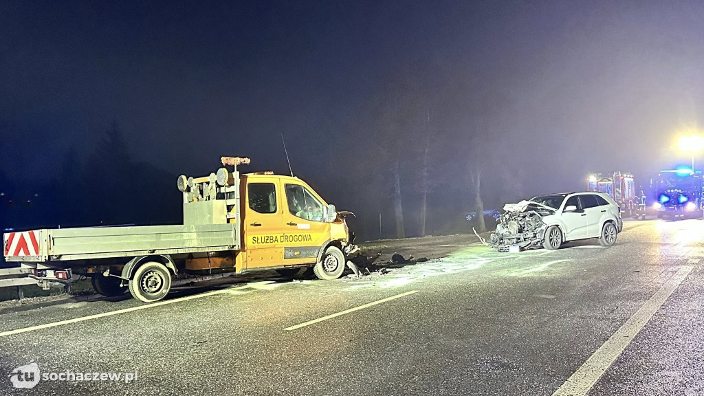 Bus zderzył się z osobówką na DK92 w Lisicach