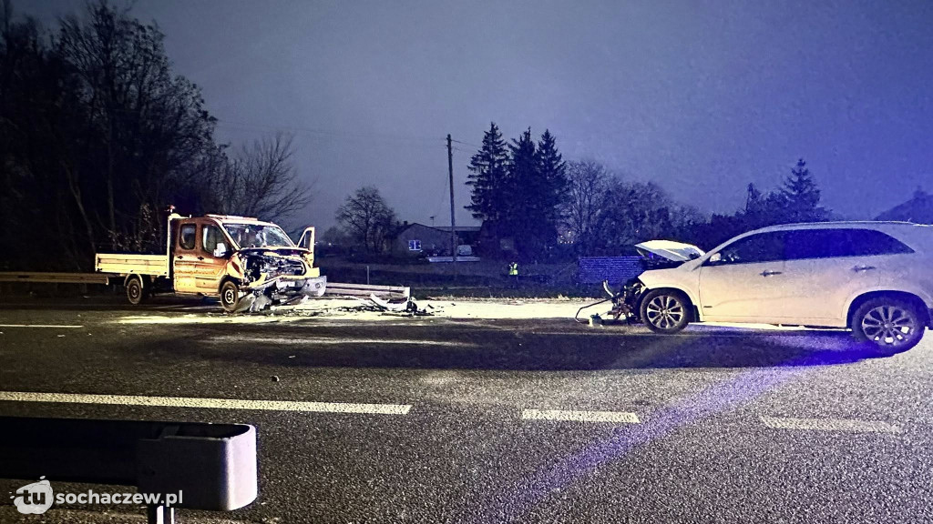 Bus zderzył się z osobówką na DK92 w Lisicach