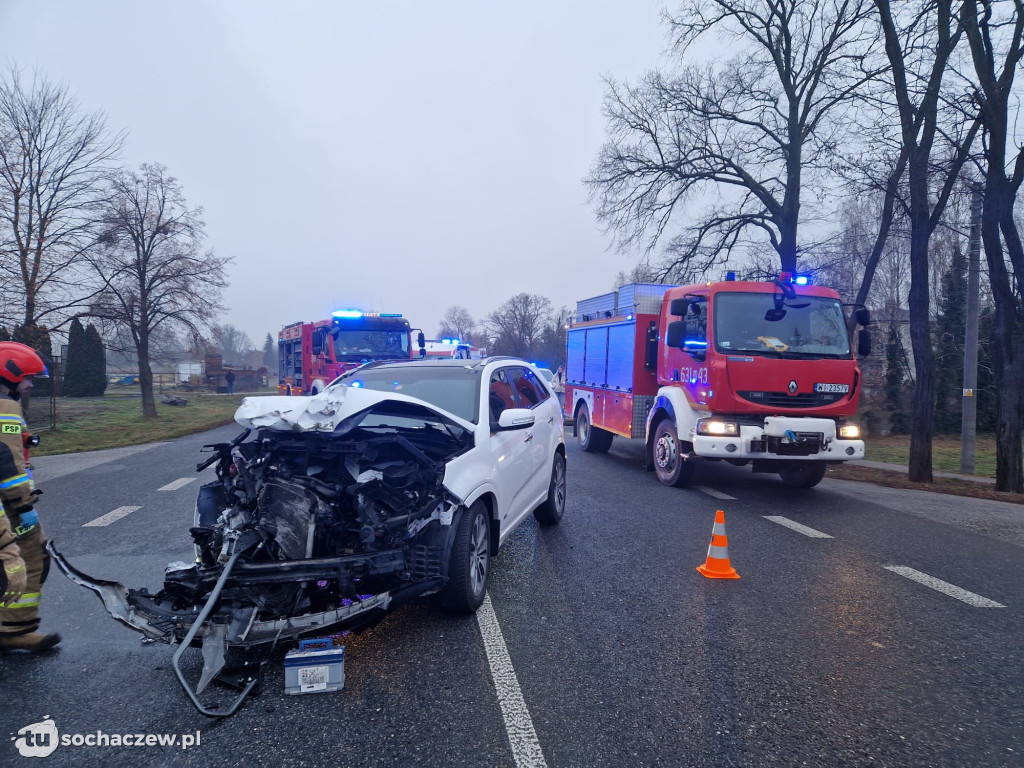 Bus zderzył się z osobówką na DK92 w Lisicach