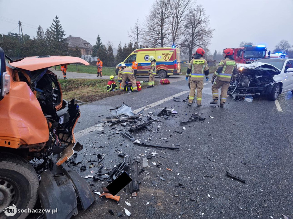 Bus zderzył się z osobówką na DK92 w Lisicach