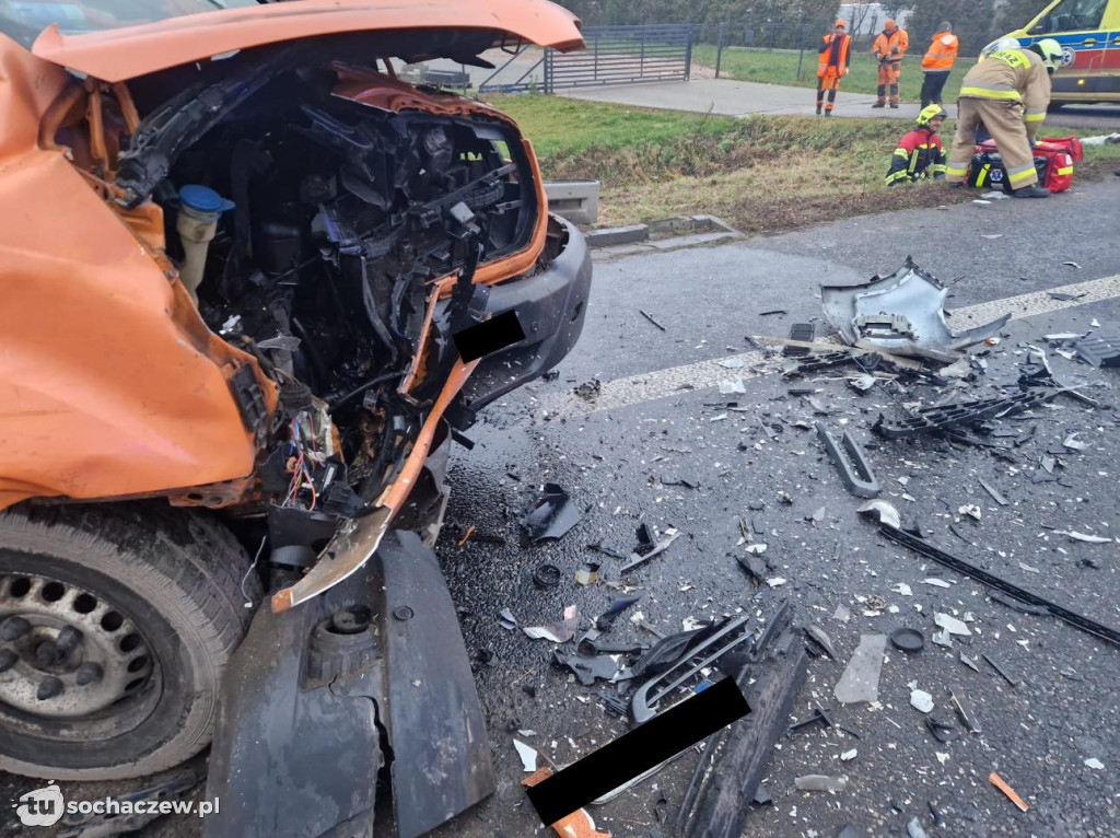 Bus zderzył się z osobówką na DK92 w Lisicach