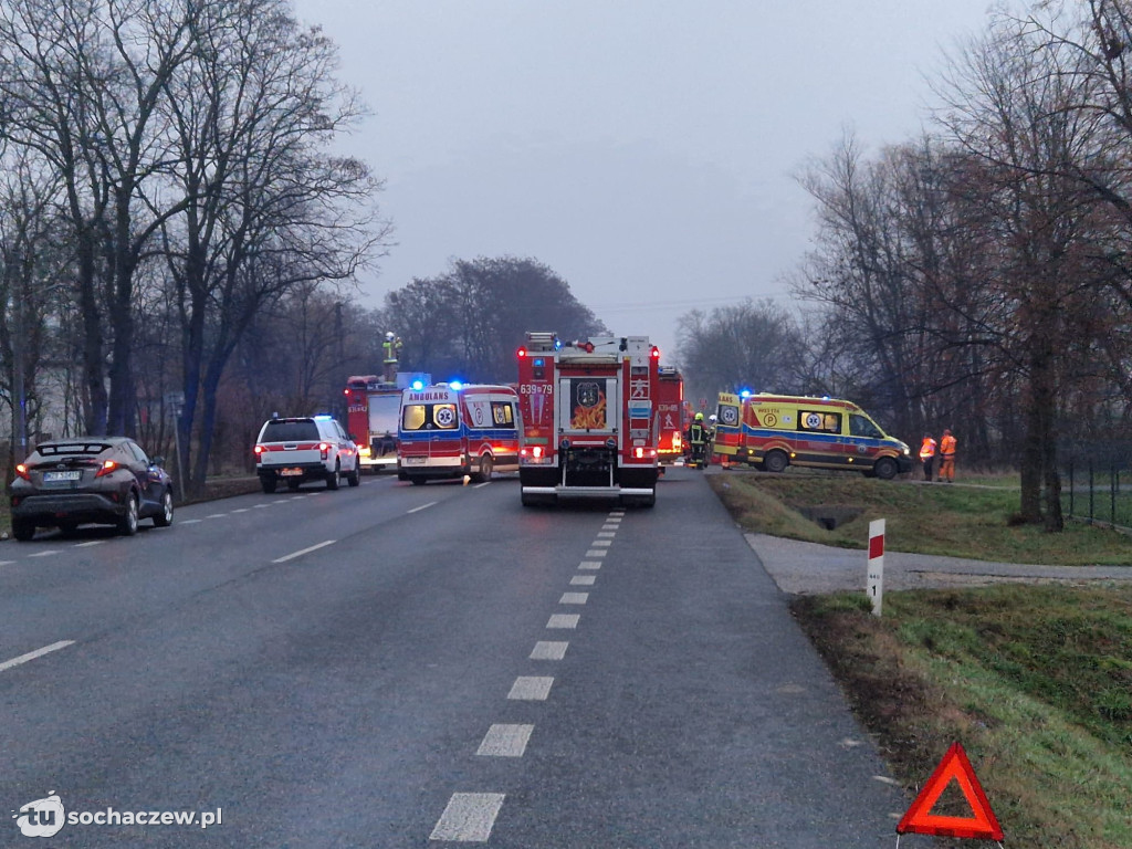 Bus zderzył się z osobówką na DK92 w Lisicach