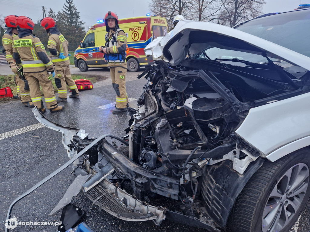 Bus zderzył się z osobówką na DK92 w Lisicach
