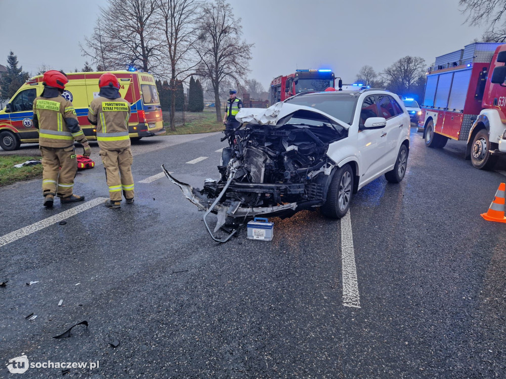 Bus zderzył się z osobówką na DK92 w Lisicach