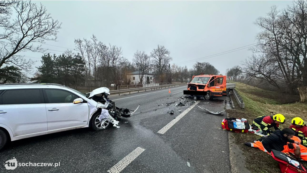 Bus zderzył się z osobówką na DK92 w Lisicach