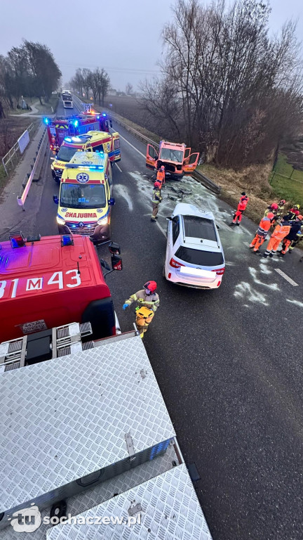 Bus zderzył się z osobówką na DK92 w Lisicach