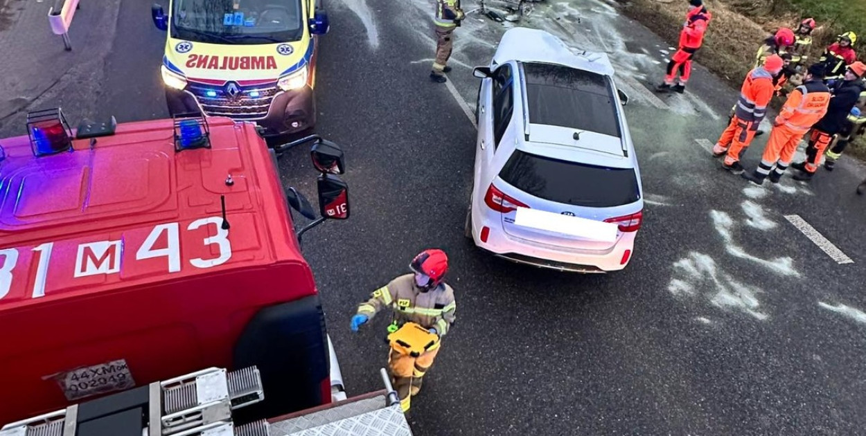 Bus zderzył się z osobówką na DK92 w Lisicach