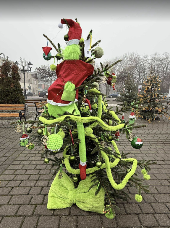 Plac Kościuszki: ktoś ukradł Grincha z choinki uczniów, ręce opadają