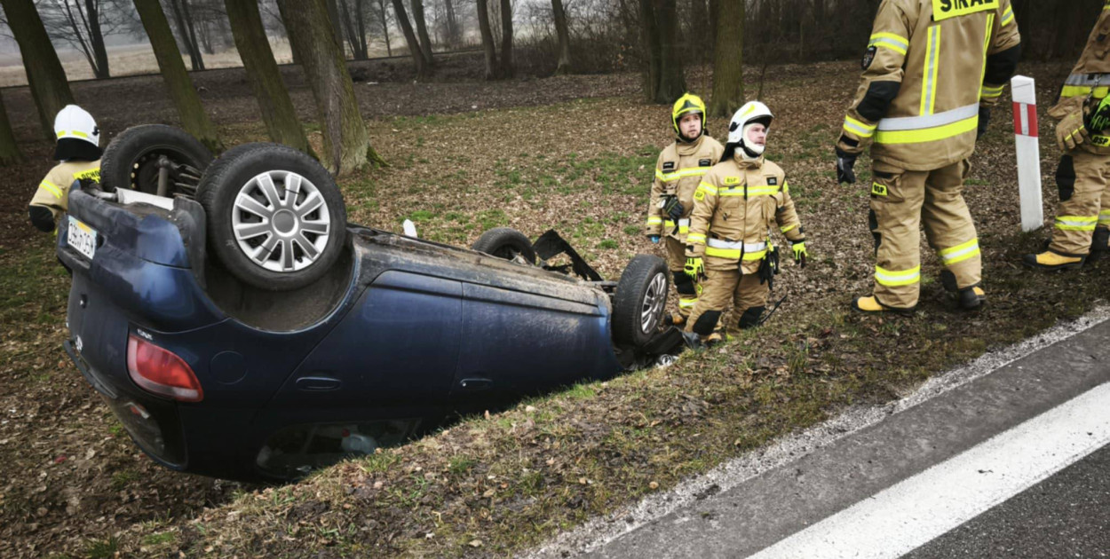 Szklanka na drogach: były zdarzenia, w tym dachowanie
