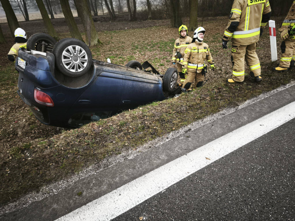 Szklanka na drogach: były zdarzenia, w tym dachowanie