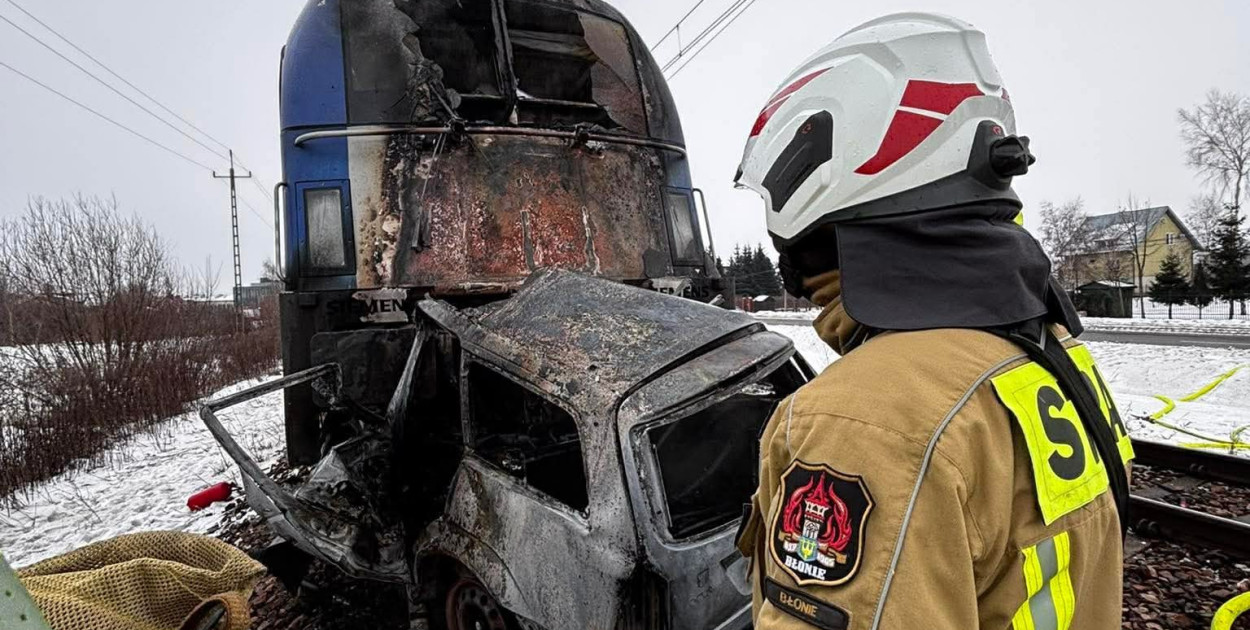 Błonie: zderzenie osobówki z pociągiem