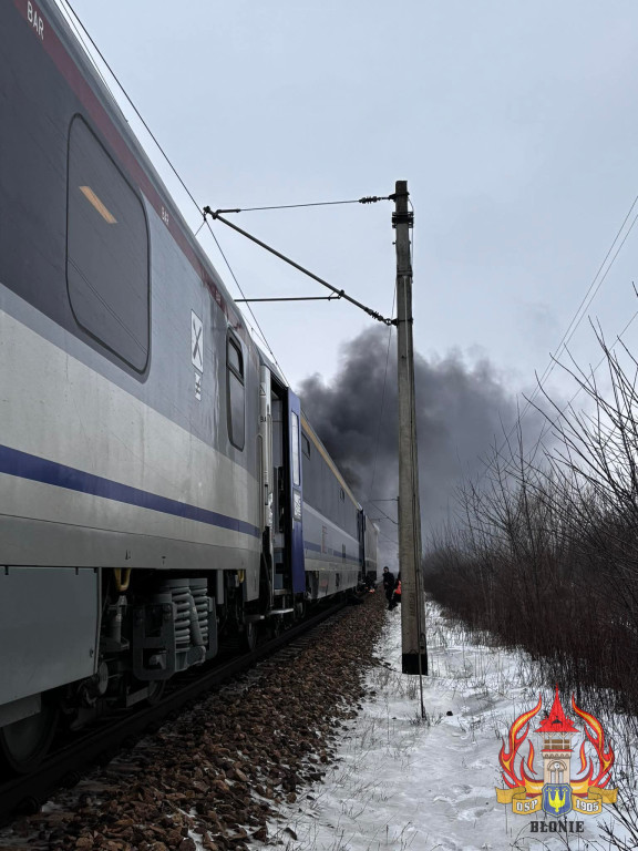 Błonie: zderzenie osobówki z pociągiem