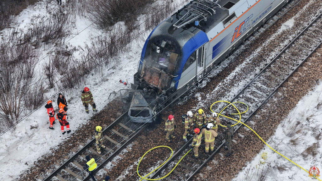 Błonie: zderzenie osobówki z pociągiem