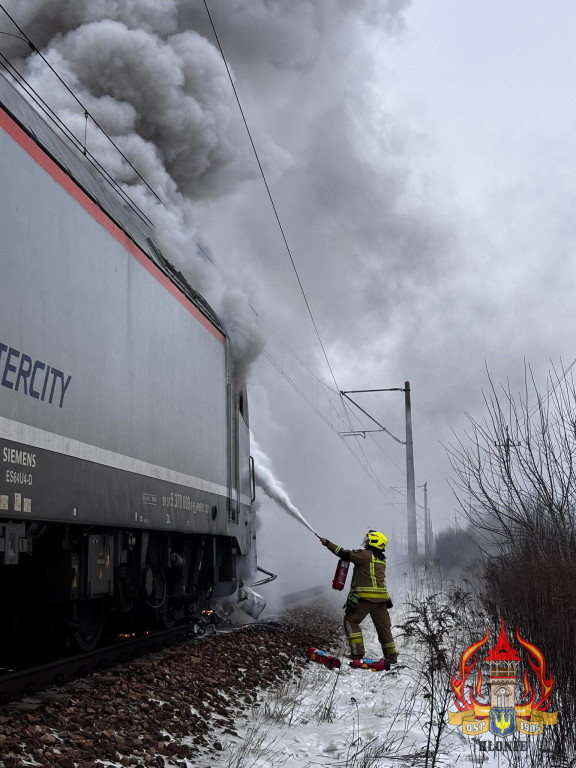 Błonie: zderzenie osobówki z pociągiem