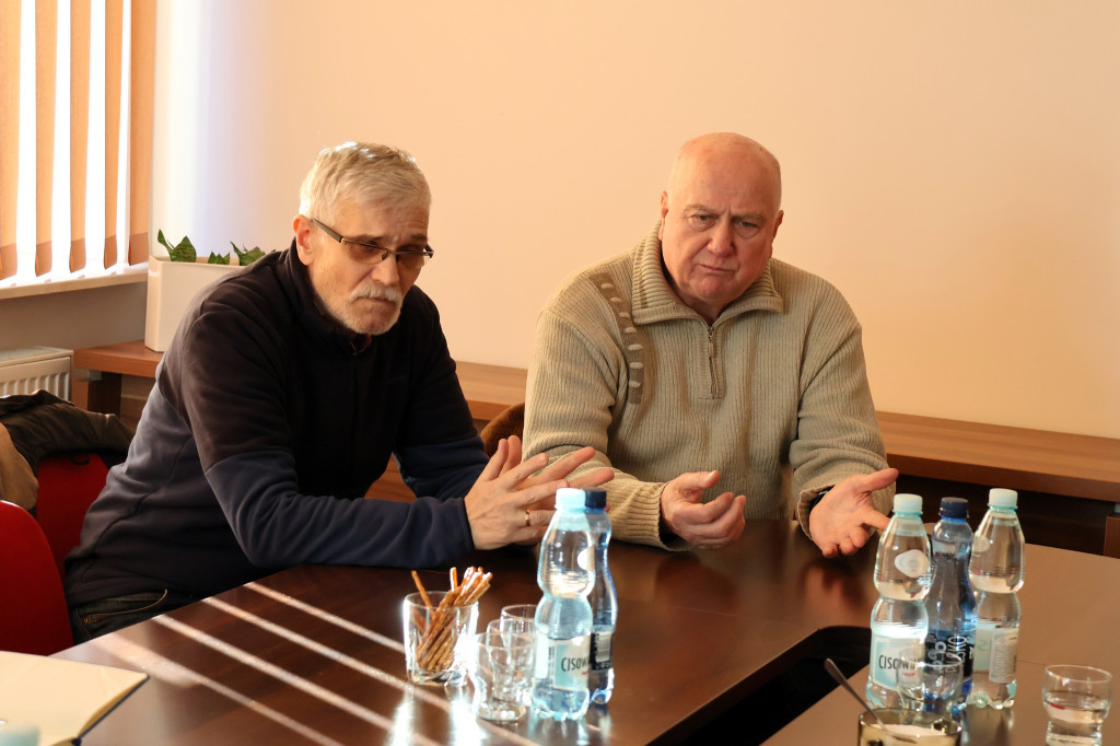 Na ratunek rybom w parkowym stawie