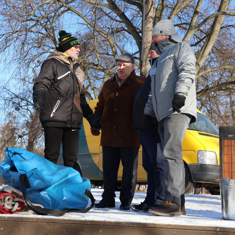Na ratunek rybom w parkowym stawie