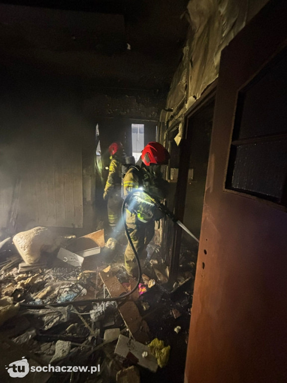 Kłęby dymu nad Sochaczewem. Pożar pustostanu przy ul. Sienkiewicza