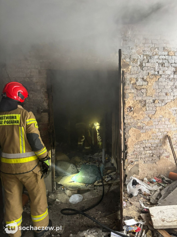 Kłęby dymu nad Sochaczewem. Pożar pustostanu przy ul. Sienkiewicza