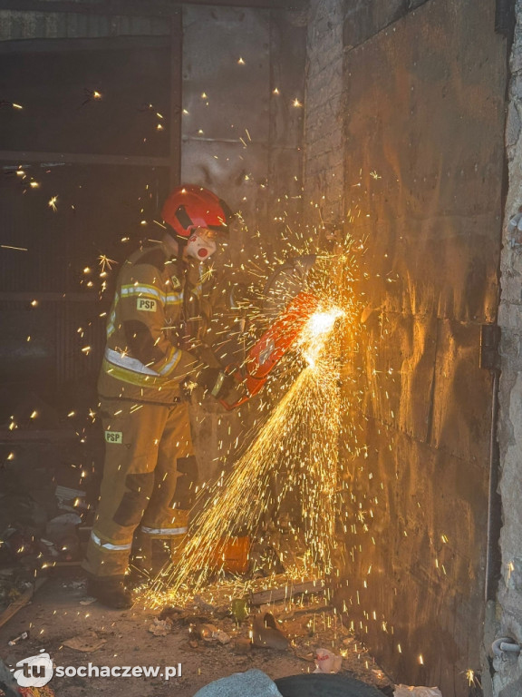 Kłęby dymu nad Sochaczewem. Pożar pustostanu przy ul. Sienkiewicza