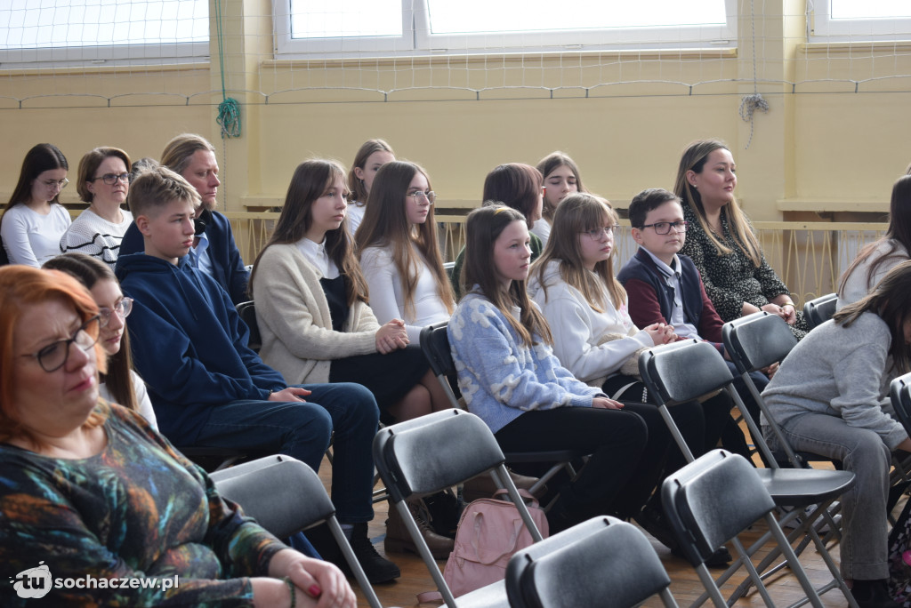 Profesor Bralczyk spotkał się z uczniami w Sochaczewie