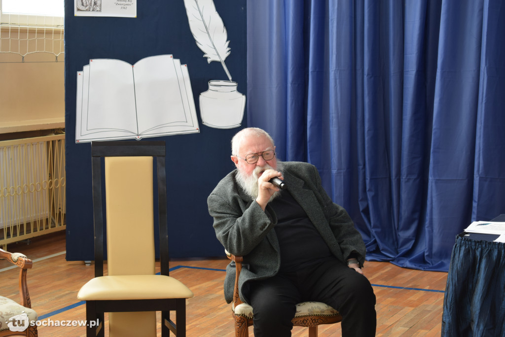 Profesor Bralczyk spotkał się z uczniami w Sochaczewie