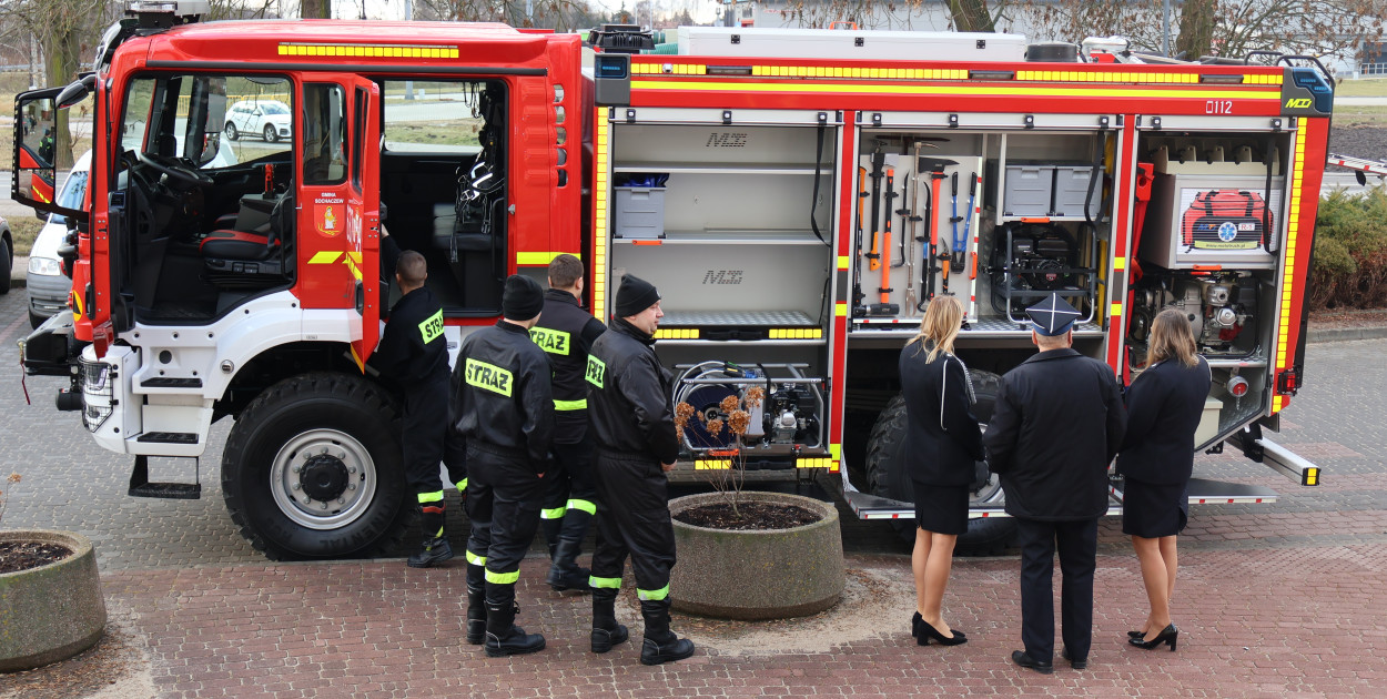 Wozem strażackim na sesję