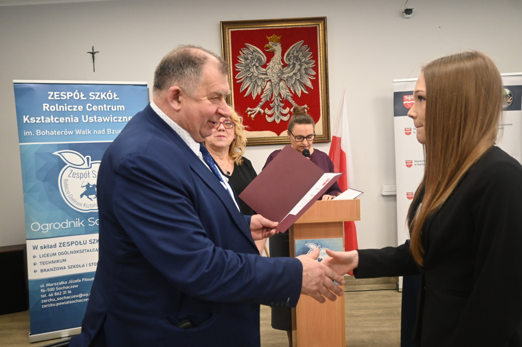 Stypendia starosty rozdane