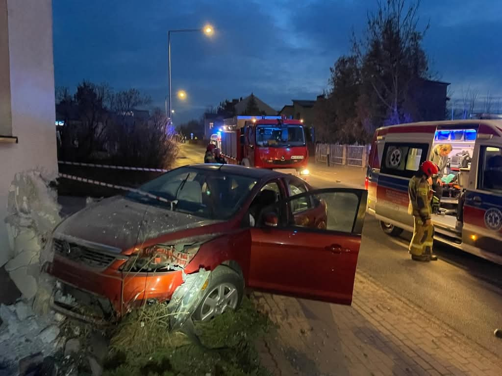 Sochaczew: samochód uderzył w dom