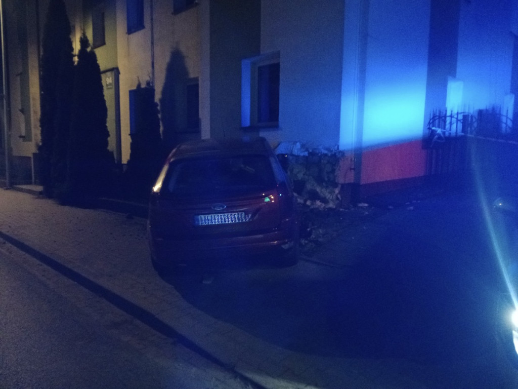 Sochaczew: samochód uderzył w dom