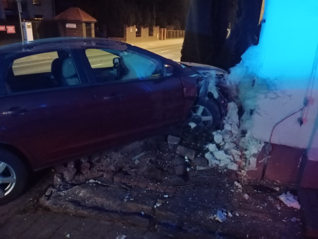 Sochaczew: samochód uderzył w dom