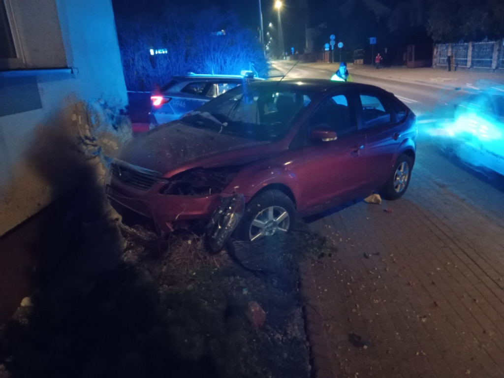 Sochaczew: samochód uderzył w dom