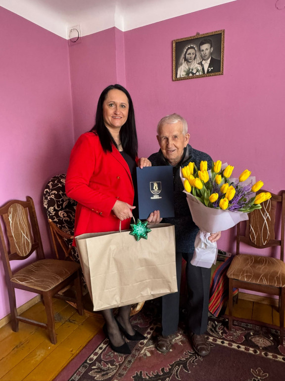 Wójt gminy Młodzieszyn odwiedza najstarszych mieszkańców