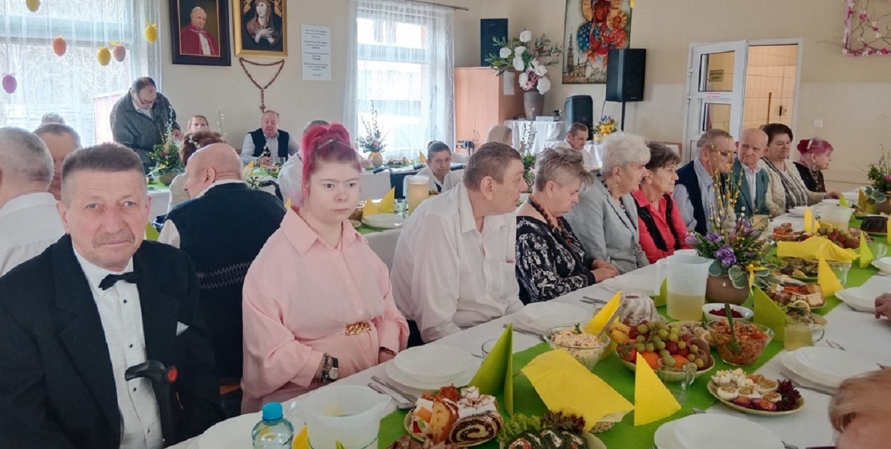 Obiad wielkanocny w DPS w Młodzieszynie