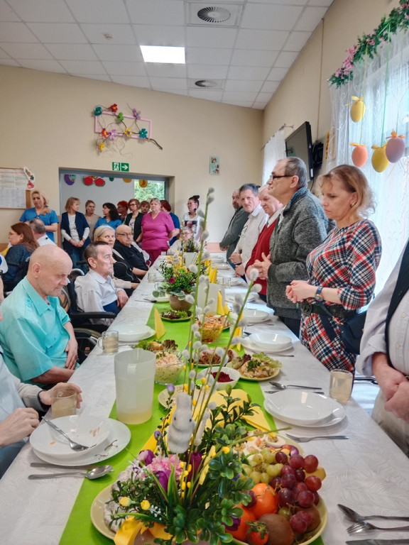 Obiad wielkanocny w DPS w Młodzieszynie