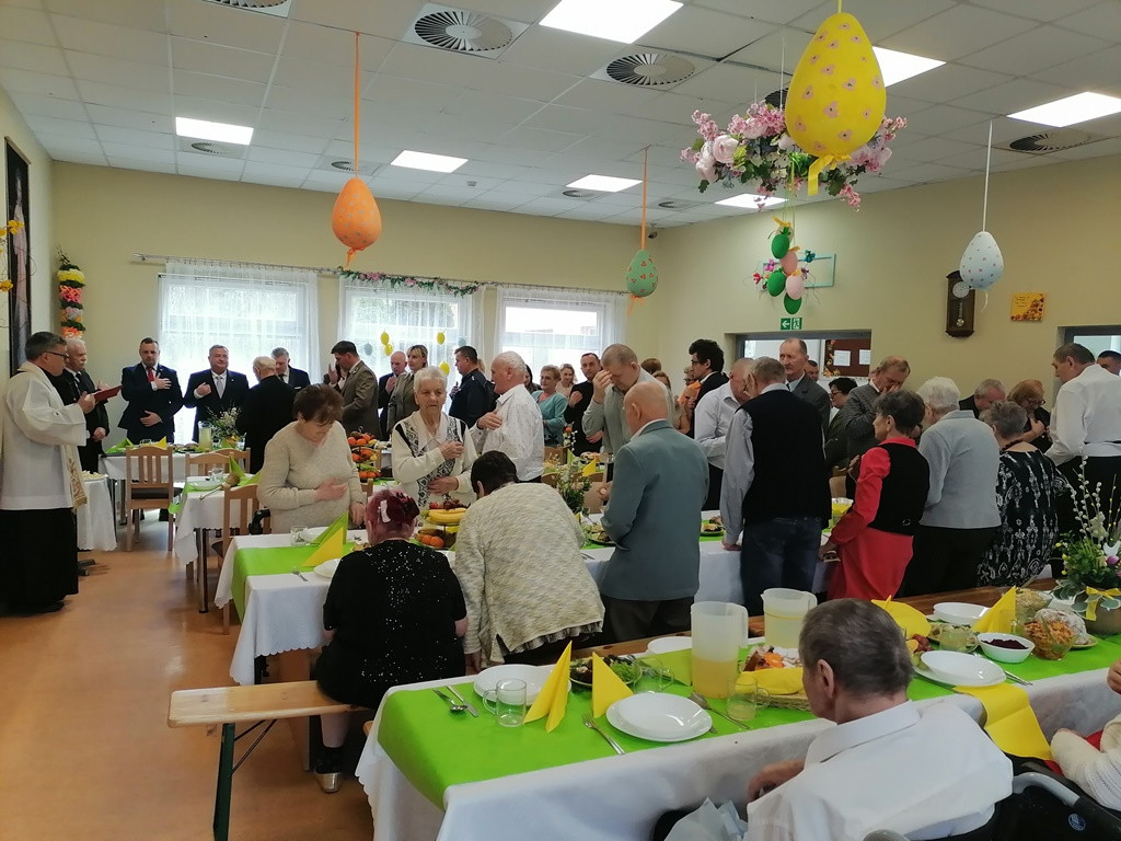 Obiad wielkanocny w DPS w Młodzieszynie