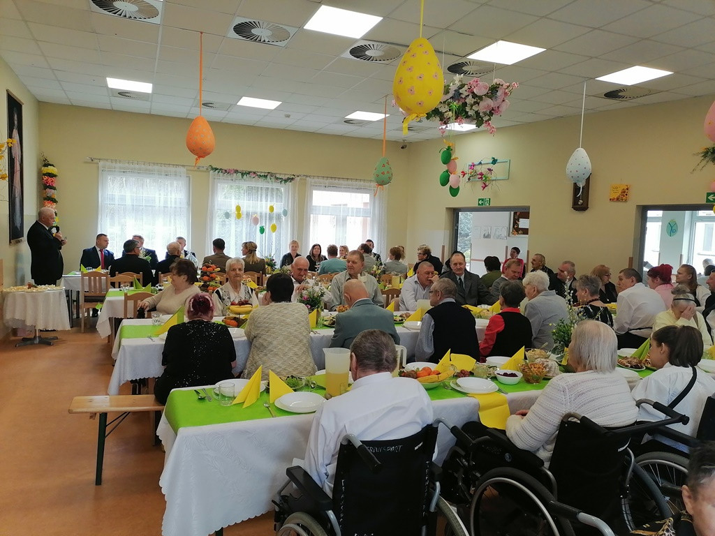 Obiad wielkanocny w DPS w Młodzieszynie