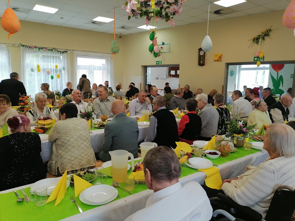 Obiad wielkanocny w DPS w Młodzieszynie
