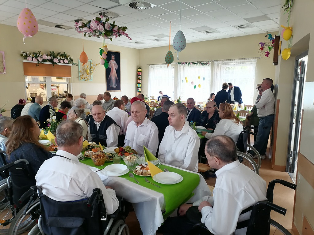 Obiad wielkanocny w DPS w Młodzieszynie