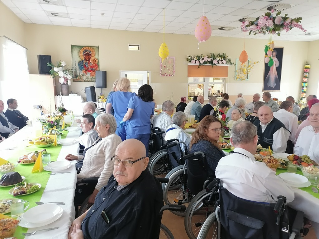 Obiad wielkanocny w DPS w Młodzieszynie