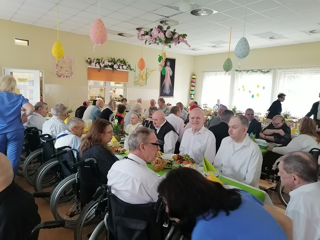 Obiad wielkanocny w DPS w Młodzieszynie