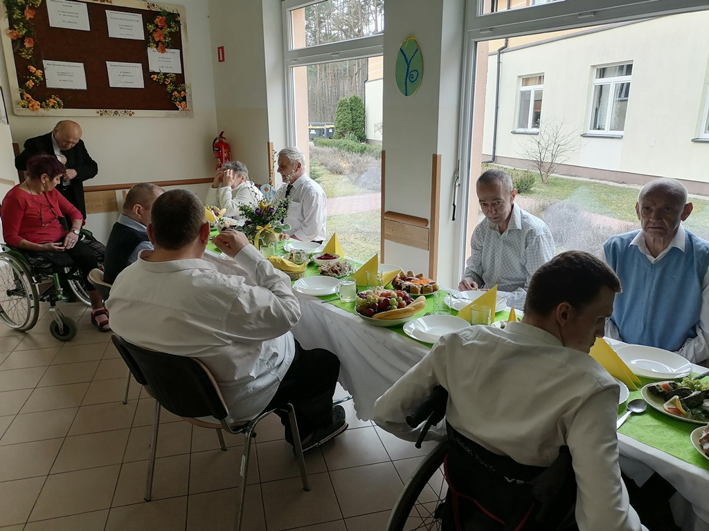 Obiad wielkanocny w DPS w Młodzieszynie