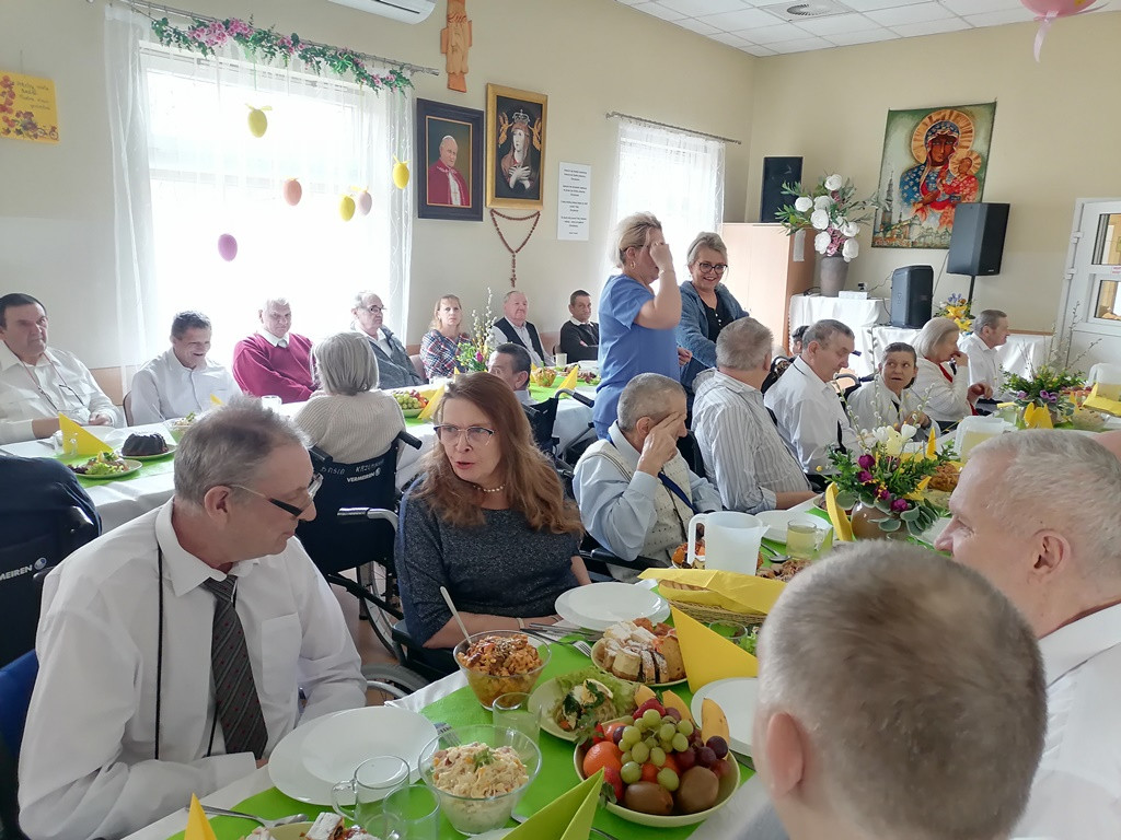 Obiad wielkanocny w DPS w Młodzieszynie