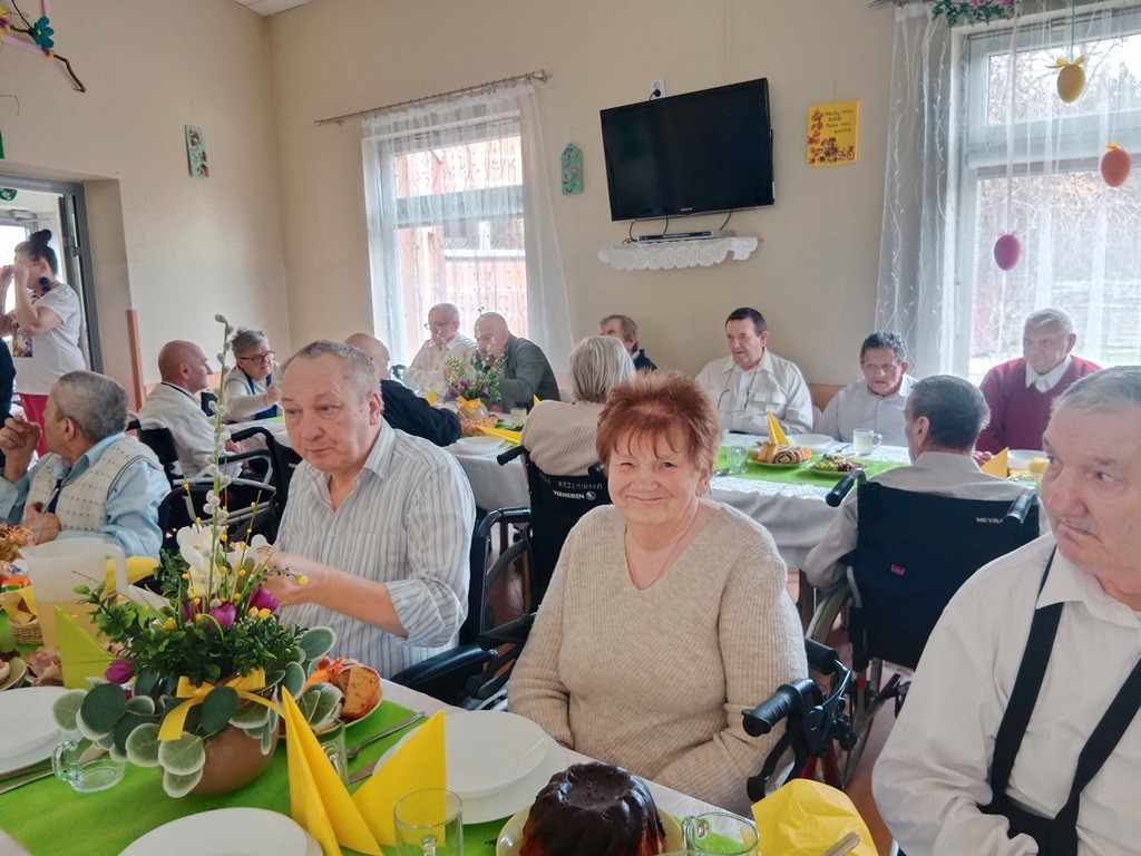 Obiad wielkanocny w DPS w Młodzieszynie