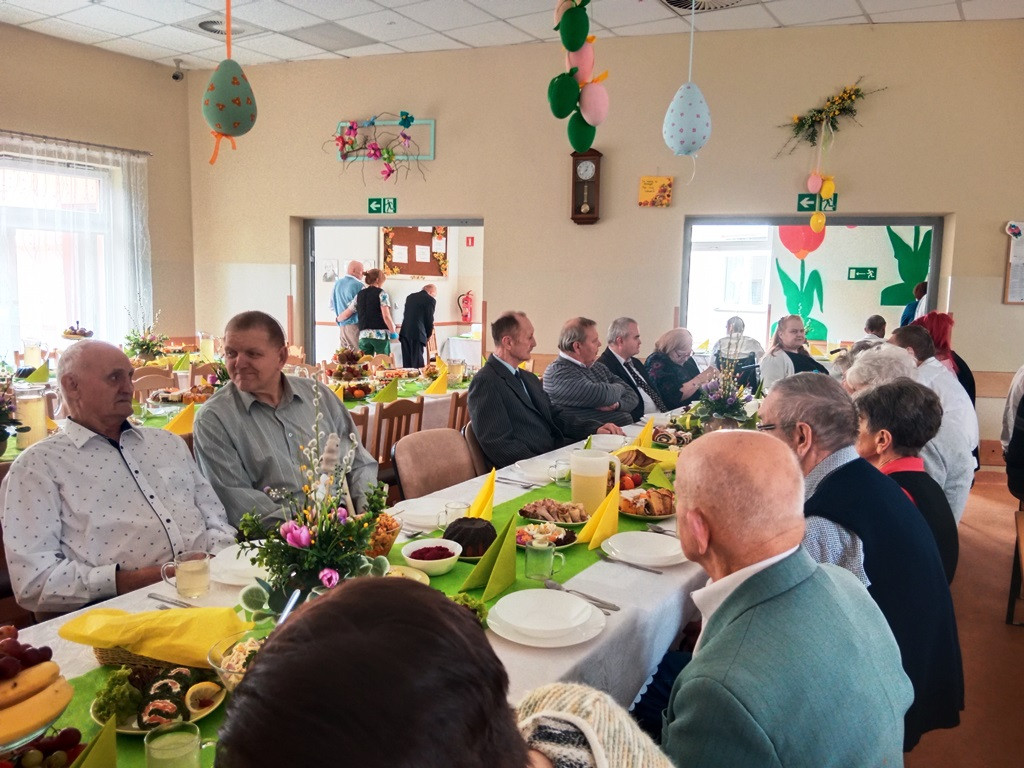 Obiad wielkanocny w DPS w Młodzieszynie