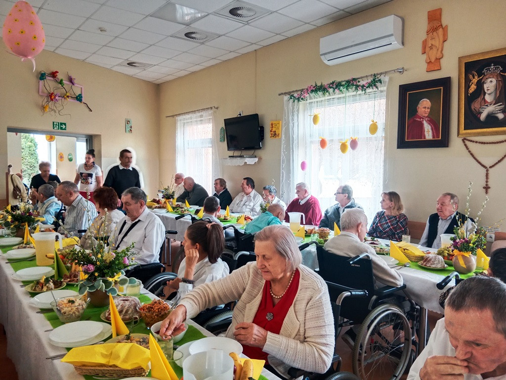 Obiad wielkanocny w DPS w Młodzieszynie